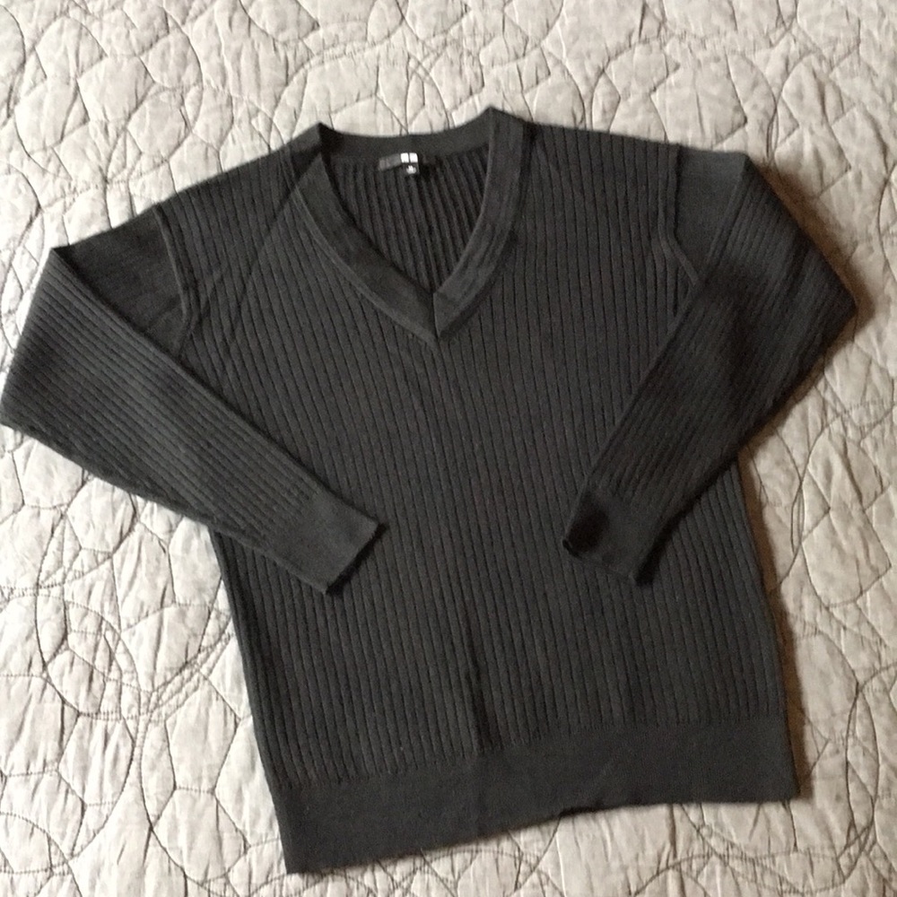 Uniqlo Black V Neck Sweater size XS